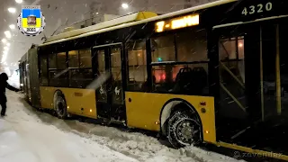 Киевский троллейбус- Заснеженные улицы, сугробы на обочине, оторвался от проводов, снег 11.02.2021