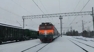 Электровоз ЭП1-105 с пассажирским поездом №143Я Мурманск-Смоленск прибывает на станцию Полярные Зори