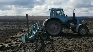 Закриття вологи. МТЗ-82 + саморобна зчіпка зубових борін.