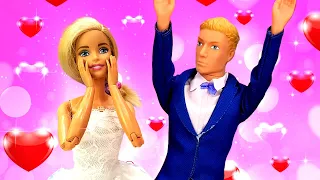 Barbie sceglie un abito da sposa. Giochi per bambini. La vita di Barbie in italiano