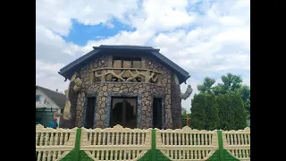 Оформление фасада дома. декоративный   камень.  углы дома  в  форме  дерева Два мастера Александра.