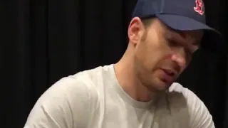 Chris Evans - Autographing the drawing of a little fan at Ace Comic Con in Chicago (10.14.18)