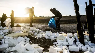 Strandspaziergänger suchen in angespülter Ladung nach Schätzen