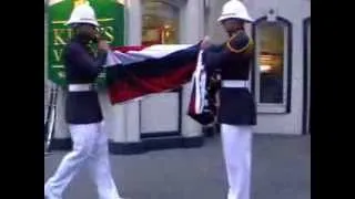 Церемония спуска флага