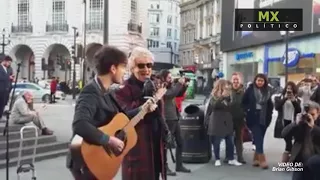 Rod Stewart sorprendió a todos cantando junto a un músico callejero en Londres