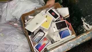 **SECURITY GUARD CHASED  US???** APPLE STORE DUMPSTER DIVING JACKPOT!! MASSIVE APPLE STORE HAUL!!