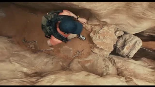 Арону придавливает руку камень ... отрывок из фильма (127 Часов/127 Hours)2010