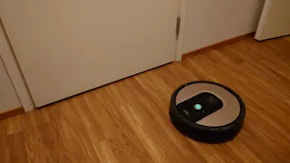 Roomba 975 doing its business: vacuuming