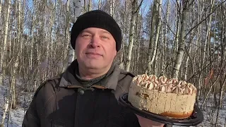 Геннадий Горин в лесу кушает торт