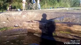 Школьник прыгнул на велосипеде в воду