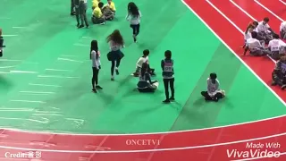 TWICE Members Prank Nayeon By Stealing Her Phone 🐰 📱 😂😂 [TWICE ISAC 2018]