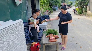 Single mom life : Picking vegetables, banana flowers to sell to buy home repairs