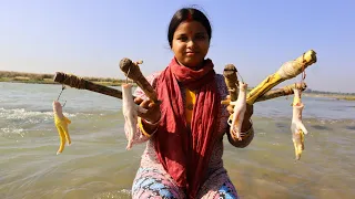 Fishing Video❤ || 🐠🐠Traditional girl catch fish in the village river using chicken legs || Hook trap