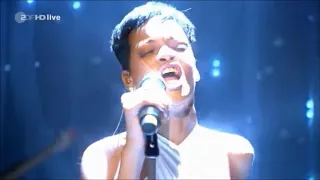 Rihanna - attempts the ''Diamonds'' high note