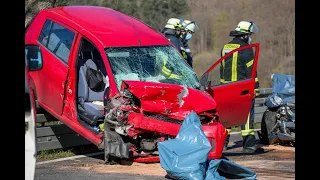 Tödlicher Unfall bei Schotten: Fahrerin (30) prallt mit Daihatsu gegen BMW