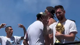 Así fue la CARAVANA de los JUGADORES de ARGENTINA con la COPA del MUNDO