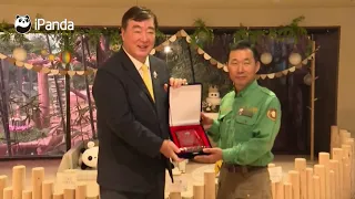 Chinese Ambassador To South Korea Presents Thank-You Plates To Keepers Of Fu Bao | iPanda