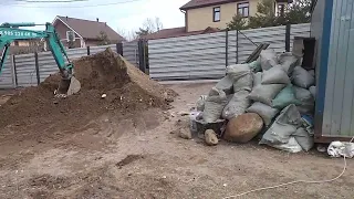 Согодня гружу грунт мини экскаватором в садовые тачки - для подсыпки низины.