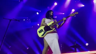 Khruangbin live Hip Hop Medley  - Laura on Fender bass (013 Tilburg NL June 18th 2022)