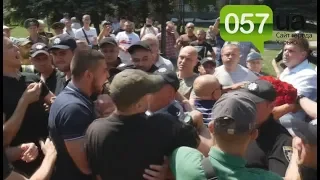 В Харькове напали на "любителя России" Лесика и облили его зеленкой (18+)