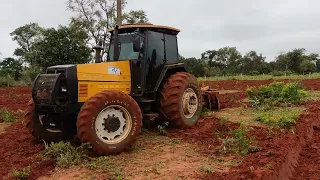 valtra valmet 1580 na grade 14x32 na primeira mão ( preparação de solo )