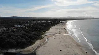 하늘에서 바라본 바이런베이의 고요하고 아름다운 모습  / The serene and beautiful view of Byron Bay from the sky