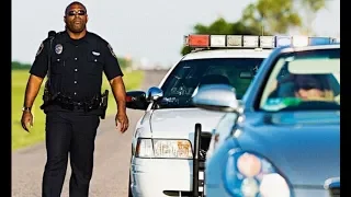 Почему полицейские США касаются задней фары остановленного автомобиля