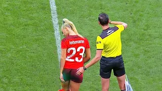 Der Schiedsrichter berührte die Fußballspielerin, die sich gerade auf das Spiel vorbereitete.