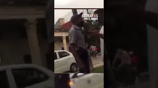 Ahora en Cuba reírse es un delito miren la represión policial contra un joven por reírse en la calle