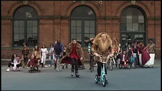 MACKLEMORE & RYAN LEWIS - THRIFT SHOP FEAT. WANZ [8D]