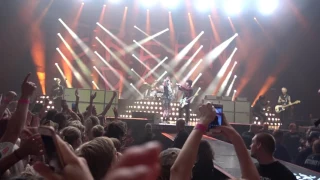 Green Day, Gothenburg 2017, 07 Knowledge, Fan playing guitar, Beginning of Basket case