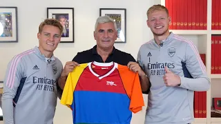 Marvin Berglas performs magic for Arsenal's Martin Odegaard and Aaron Ramsdale