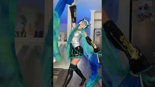 Daisy x Hatsune Miku cosplay transition with fans!!