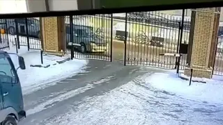 Кран уронил ворота на машину.