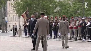 Mattarella in Francia rende omaggio al milite ignoto all'Arc de Triomphe