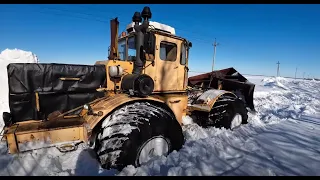 Трактор Кировец. Забуксовал в снегу малость. Смысла нет пробивать.