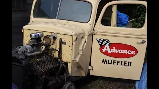 Starting up V8 Ford flathead engine sound