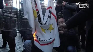 Proteste Ncc a Roma, manifestanti bruciano bandiera M5S