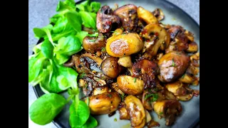 Gebratene Champignons mit Zwiebeln und Knoblauch.Wie man Pilze richtig und lecker anbraten kann.