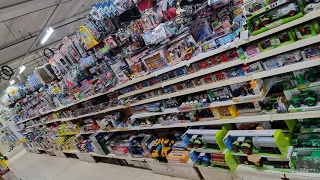 Good Diecast cars in a messy store. Let's check some local stores. Diecast Hunting in Europe!