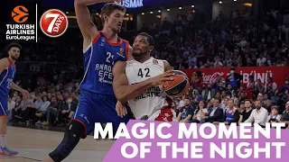 7DAYS Magic Moment of the Night: Hines puts Moerman on a poster!