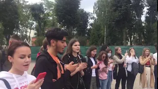Студенты БГУ на акции протеста поют песню "Грай"