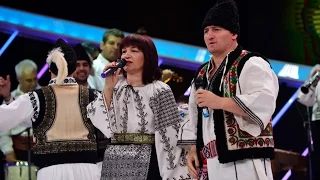 Cătălin Moroșanu și mama sa, Angelica, interpretează o melodie populară