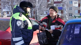 Девушки-инспекторы ГИБДД поздравили балаковских мужчин водителей с Днем защитника Отечества