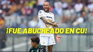 La AFICION de PUMAS PERDIO la PACIENCIA y MOSTRO su MOLESTIA al ABUCHEAR a DANI ALVES en CASA