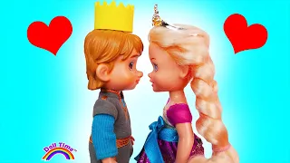 FIRST KISS!! Elsa Anna Toddlers School Play- Elsa is Princess! Part 1