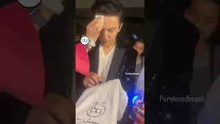 Dimash giving autographs in Antalya, Oct-13, 2023 #dimash #dq #димаш #dimashkudaibergen #burakyeter