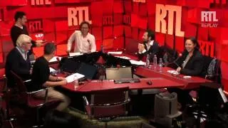 Stéphane Bern souffle ses bougies dans le studio de A la bonne heure - RTL - RTL