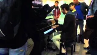 Tintin piano ( à la gare montparnasse)