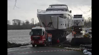 2018 0103 Boot Transport vom Ponton zur Halle 6